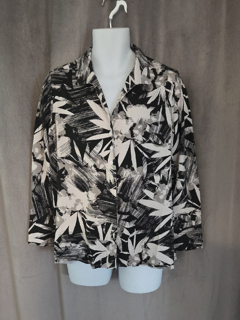 Wynne Layers NWOT Size Large Black and Cream Abstract Floral Button-Front Blouse